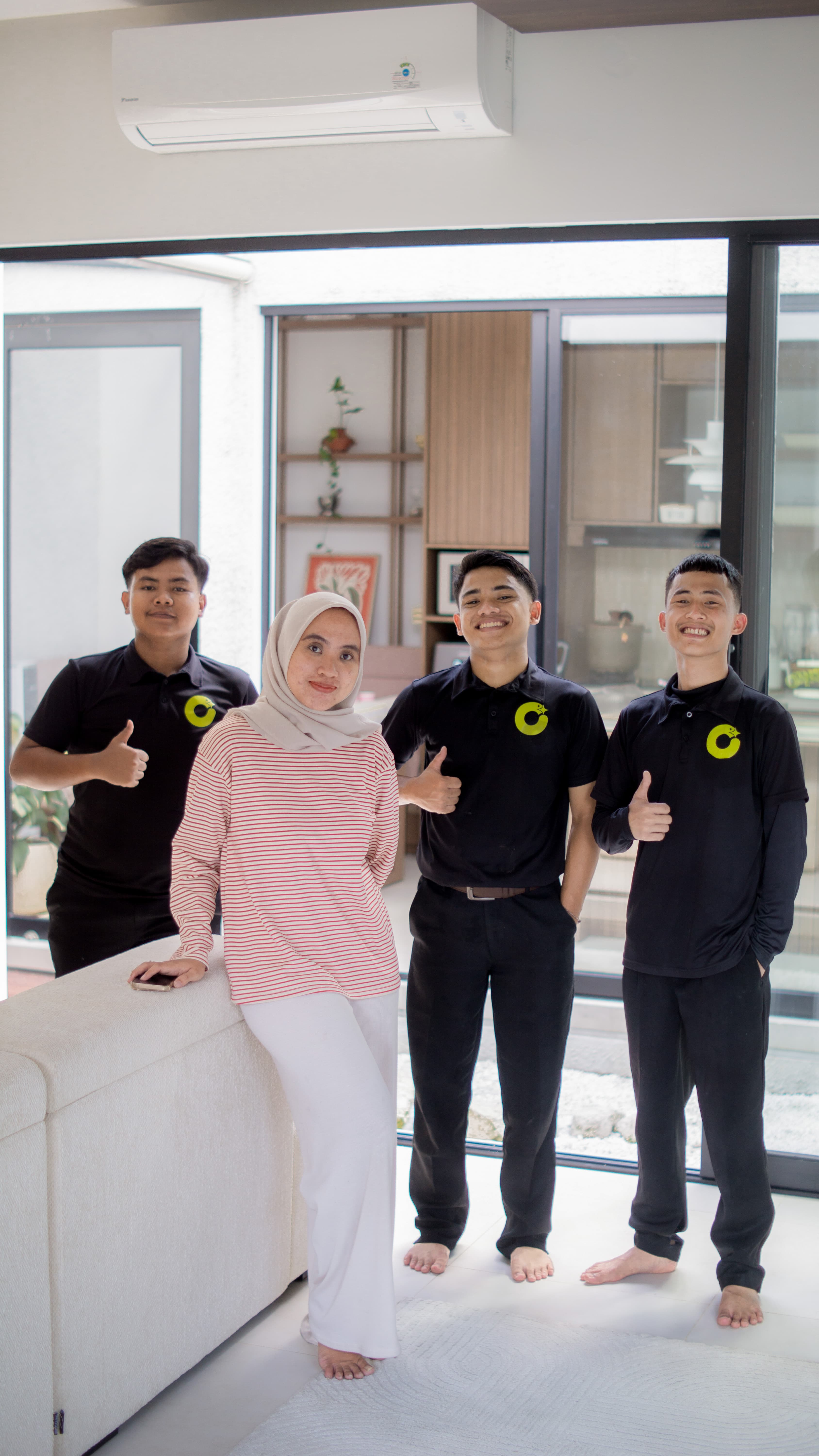 Dokumentasi customer bersama tim Clinq Pro setelah layanan home cleaning premium